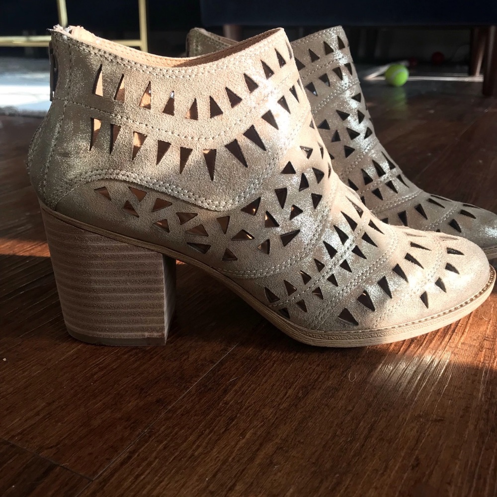 Sofft NWOB Anthracite Metallic Ankle Boot